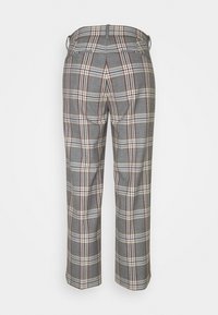 Pantalon à carreaux gris à jambes larges, avec des rayures verticales et horizontales blanches et bordeaux et des poches arrière.