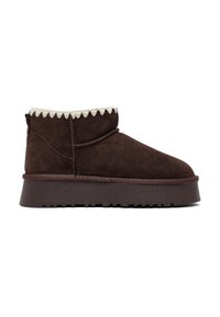 Bruine suede enkelboot met een stevige bruine rubberen zool, voorzien van een gestructureerde crèmekleurige scalloped kraag en een eenvoudige stikselafwerking.