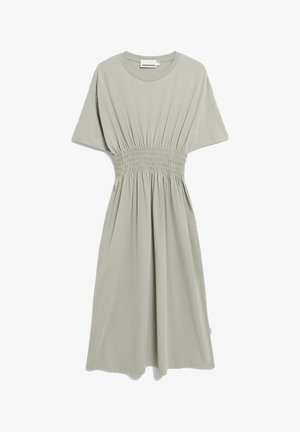 Robe midi vert menthe en tissu doux, avec des manches courtes, une taille smockée froncée et une jupe fluide. Sans motifs ni accessoires.