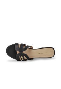 Sandalo nero a slip con punta aperta, caratterizzato da cinturini incrociati, una finitura in pelle liscia e un sottile dettaglio del logo dorato sulla soletta.