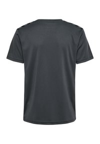 T-shirt de sport gris foncé à manches courtes avec des bandes chevrons noires discrètes sur les coutures des épaules, vu de dos sur fond blanc.