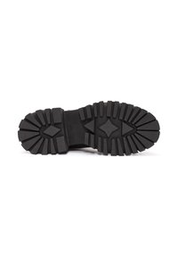 Suela de bota de goma negra con profundas protuberancias para tracción, que presenta un patrón en forma de diamante en el centro y bordes estructurados para durabilidad.