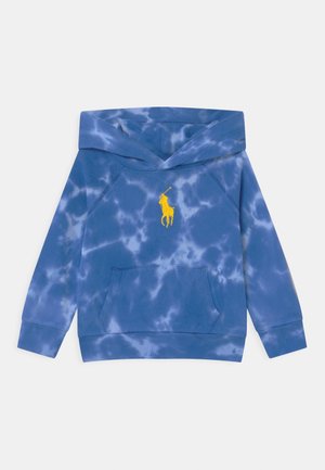 Blauer Tie-Dye Hoodie mit Fronttasche und gelbem, mittig auf der Brust gesticktem Polo-Spieler-Logo.