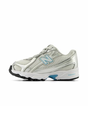 Weißer und silberner New Balance Laufschuh mit blauem Logo und schwarzer Sohle, Mesh-Obermaterial und gepolstertem Fersenbereich mit der Aufschrift „ABZORB.“