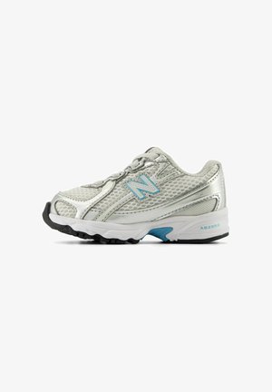 Witte en zilveren New Balance hardloopschoen met blauw logo en zwarte zool, mesh bovenwerk en een gevoerde hiel met het label "ABZORB."
