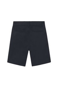 Pantaloni corti di un blu navy scuro realizzati in tessuto misto cotone, con una texture liscia, fronte piatto e due tasche posteriori senza hardware visibile.