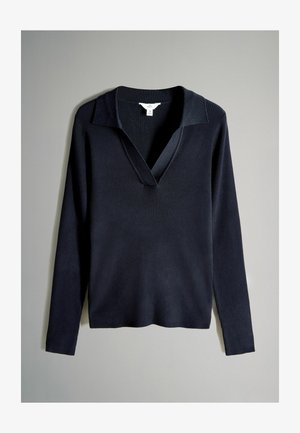 Granatowy sweter rybaczany z szerokim kołnierzem, długimi rękawami i delikatnym dekoltem w kształcie litery V. Posiada teksturowany materiał oraz boczne rozcięcia na dole.