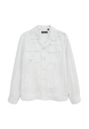 Camicia bianca a maniche lunghe con bottoni, due tasche con pattina sul petto e colletto, stesa piatta su uno sfondo bianco.