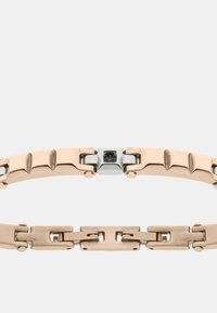 Bracciale in oro rosa con finitura lucida, caratterizzato da anelli intrecciati e un accento centrale in argento con una pietra nera. Design liscio e slanciato.