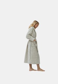 Pasiasty szlafrok w kolorze kremowym i czarnym, z paskiem, długimi rękawami i dwiema przednimi kieszeniami. Miękka tkanina o pełnej długości.