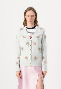 Cárdigan azul claro con flores bordadas en rosa y plata, con cuello en V, mangas largas y botones dorados en la parte delantera.
