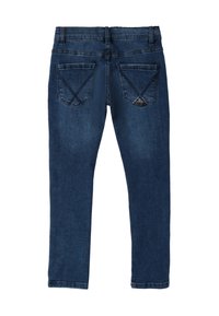 Pantalones vaqueros de mezclilla azul oscuro con un diseño de pierna recta, que presentan bolsillos traseros con costura diagonal y una pequeña etiqueta de logo.