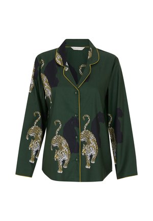 Maglietta verde a maniche lunghe con stampa leopardo, con piping giallo lungo il colletto e chiusura a bottoni. Tessuto morbido e vestibilità comoda.