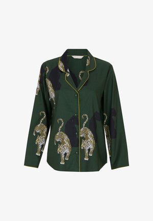 Zielona koszula z długim rękawem w zwierzęcy wzór, z żółtymi lamówkami wzdłuż kołnierzyka i zapięciem na guziki. Gładka faktura i luźny krój.
