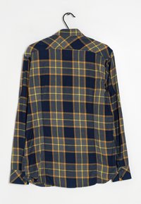 Langarmshirt in marineblauw en grijs met een geel en oranje ruitpatroon. Bevat een standaard kraag en knoopsluitingen.