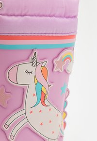 Conteneur cylindrique violet avec un design de licorne, crinière colorée, étoiles et accents arc-en-ciel. Texture lisse avec des autocollants brillants.
