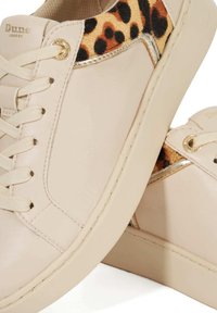 Baskets en cuir beige avec un accent en imprimé léopard, des éléments en or et des lacets crème. Présentent une texture lisse et un design à bout rond.