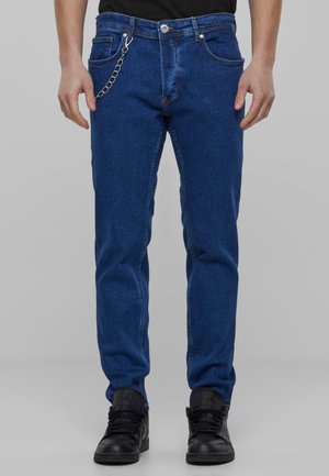 Sinimärgid, mis sobivad nii slim fit, vasakpoolse tasku metallkettiga detailiga, viie taskuga ja nööbikinnitusega.