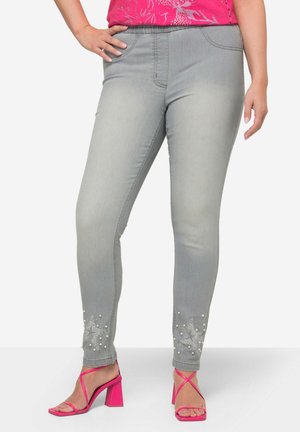 ELASTIC WAIST 7/8 WITH STARS AND BEADS ON THE HEMS - Jeggings - light gray denim