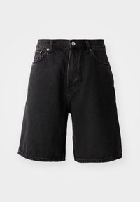 Șorturi din denim negre, cu o croială lejeră, dotate cu accesorii din cupru, cinci buzunare și o margine dreaptă. Materialul are o suprafață moale și texturată.