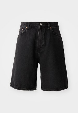 Shorts in denim nero con vestibilità ampia, dotati di accessori in rame, cinque tasche e orlo dritto. Il tessuto presenta una superficie morbida e testurizzata.