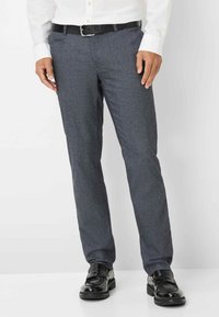 Heren op maat gemaakte broeken in donkergrijs, gestructureerde stof, slim fit ontwerp, zijzakken, gedragen met een zwarte riem en glanzende zwarte schoenen.