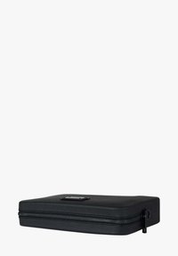 Custodia nera con cerniera, superficie strutturata, forma rettangolare e una piccola targhetta metallica con logo sulla parte frontale. Interno foderato in tessuto liscio.