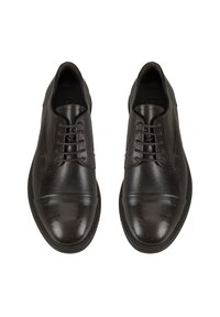 Une paire de chaussures de ville en cuir verni marron foncé, à lacets fermés et bouts ronds, vue du dessus sur un fond blanc.