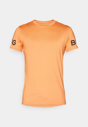 Rövid ujjú póló világos narancssárga színben, sima textúrával, kerek nyakkal, a bal ujjon fekete "BFG" felirattal.