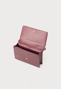 Borsa bordeaux aperta con texture coccodrillo, chiusura a scatto dorata e numerosi scomparti interni.