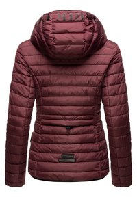 Bordowa kurtka puchowa z kapturem, z poziomym pikowaniem, elastycznymi mankietami i logo na plecach. Gładka, pikowana faktura.