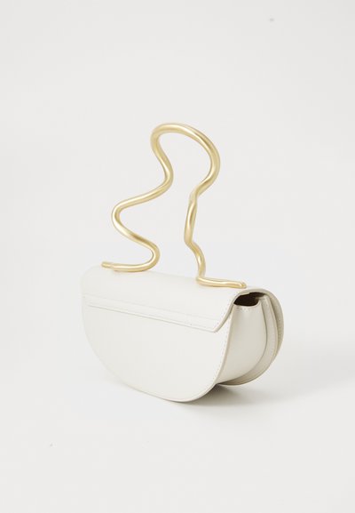 Hvid halvmåne håndtaske med en glat overflade og et unikt abstrakt guldmetalkant greb på en ensfarvet hvid baggrund.
