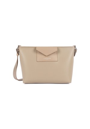 Sac en cuir beige texturé avec une poche rabat et une bandoulière ajustable, logo Lancaster Paris sur le rabat avant.