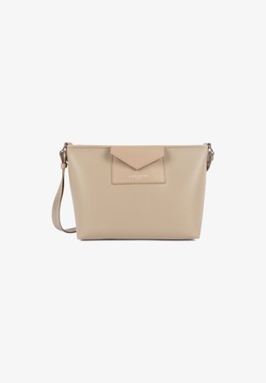 Sac en cuir beige texturé avec une poche rabat et une bandoulière ajustable, logo Lancaster Paris sur le rabat avant.