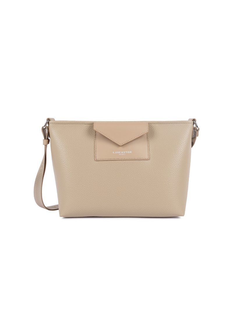 Borsa a tracolla in pelle beige con texture, tasca a patta e tracolla regolabile, logo Lancaster Paris sulla patta frontale.