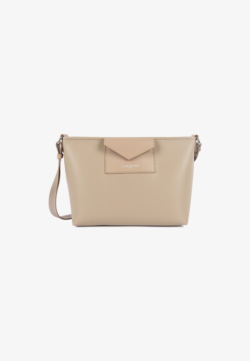 Sac en cuir beige texturé avec une poche rabat et une bandoulière ajustable, logo Lancaster Paris sur le rabat avant.