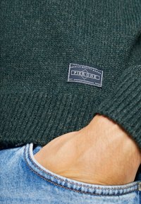 Pier One Stickad tröja - mottled dark green