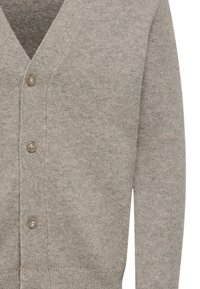 Hellgrauer Cardigan aus weichem Strickstoff. Mit V-Ausschnitt, fünf Knöpfen und gerippten Bündchen mit glatter Textur.