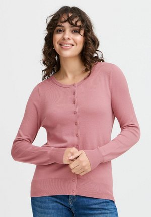 Cardigan rose clair en matériau doux, doté de manches longues, d'un col rond et d'une fermeture à boutons sur le devant. Poignets et ourlet côtelés avec une texture lisse.