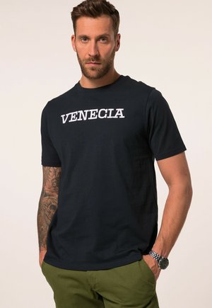 Marineblå bomulds t-shirt med ordet "VENECIA" i hvide fede bogstaver. Korte ærmer, normal pasform, med en glat tekstur.