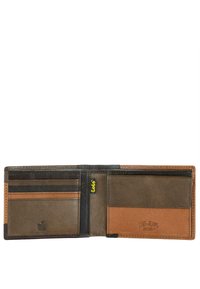 Billetera de cuero texturizado en marrón y tostado, con múltiples ranuras para tarjetas, un bolsillo para monedas y detalles del logo en relieve.