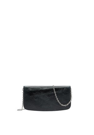 Czarna skórzana kopertówka z srebrnym łańcuszkowym paskiem, prostokątna o zaokrąglonych dolnych rogach, z tłoczonym logo marki z przodu.