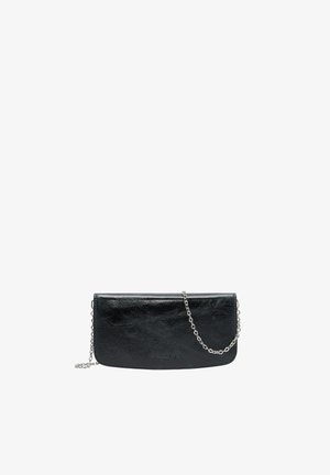 Schwarze Leder-Clutch mit silberner Kettenriemen, rechteckige Form mit abgerundeten unteren Ecken, geprägt mit dem Markennamen auf der Vorderseite.