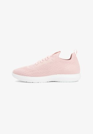 Baskets de sport en tricot rose clair avec semelle blanche, lacets et languette à l'arrière, vues de profil sur un fond blanc.