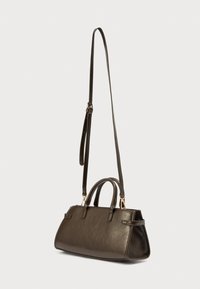 Σκούρα καφέ δερμάτινη τσάντα χειρός με διπλές λαβές στο πάνω μέρος και αποσπώμενο ιμάντα ώμου. Διαθέτει λείο υλικό και γωνιακό σχήμα με ελάχιστα μεταλλικά στοιχεία.