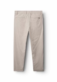 Beige Hosen mit glatter Textur, geraden Beinen und zwei Gesäßtaschen; ausgestattet mit Gürtelschlaufen und einem dezenten Markenlabel am Bund.