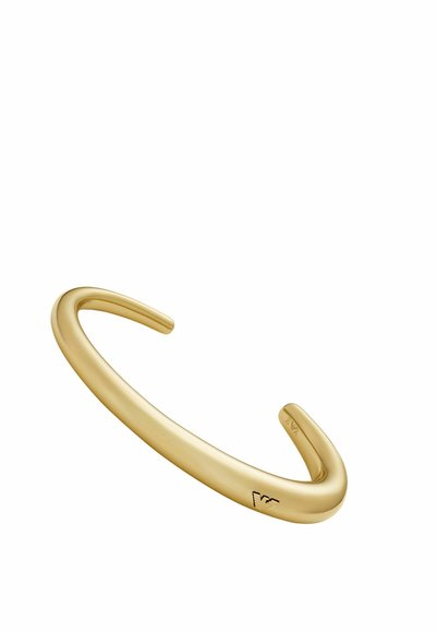 Guldfärgad metallarmband med en slät, böjd design. Öppna ändar möjliggör justerbar passform. Har en graverad logotypdetalj nära ena änden.