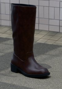 Επιλέχθηκε, brown