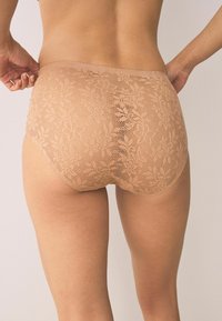 Boxeri băiețești din dantelă, de culoare nud, cu model floral, prevăzuți cu talie netedă și țesătură texturată, creați pentru confort și respirabilitate.