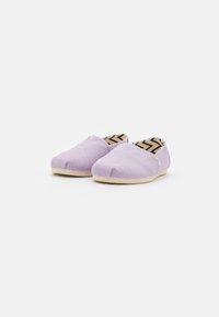 Scarpe slip-on in tela lavanda con punta arrotondata e suola in gomma color nocciola. L'interno presenta un motivo a zigzag in bianco e nero.